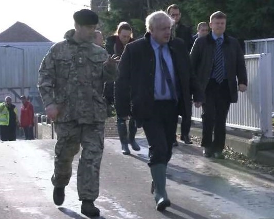PM heckled as he arrives in flood zone