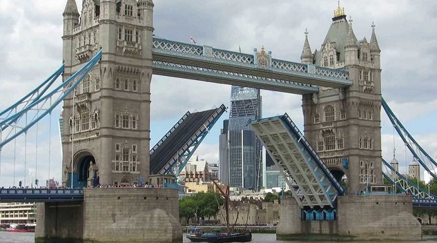 ‘Chaos’ as Tower Bridge stuck open